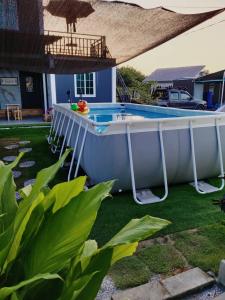 una gran bañera sentada en un patio junto a una casa en Laman Abah Staycation, en Jenjarum