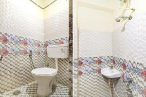 Dos imágenes de un baño con inodoro y lavabo. en Hotel O Srinidhi Inn, en Ameerpet