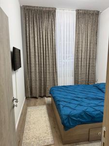 Un pat sau paturi într-o cameră la Dady's Apartament