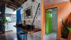 ein Flur mit einer grünen Tür und einer Wand mit Pflanzen in der Unterkunft Águas Vivas Hotel Fazenda in Pirenópolis