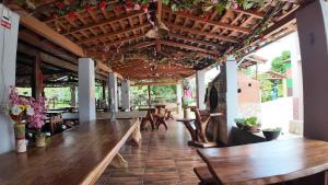 eine Bar mit Holztischen und -stühlen in einem Restaurant in der Unterkunft Águas Vivas Hotel Fazenda in Pirenópolis