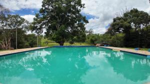 ein großes Schwimmbecken mit blauem Wasser in der Unterkunft Águas Vivas Hotel Fazenda in Pirenópolis