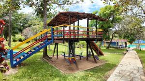 ein Spielplatz mit Rutsche in einem Park in der Unterkunft Águas Vivas Hotel Fazenda in Pirenópolis