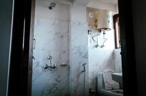 Koupelna v ubytování Basosthaan homestay