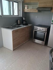 Dapur atau dapur kecil di Nikitas apartment 2 +6 gambar