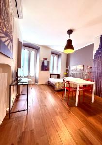Una sala de estar con una mesa y una cama. en Al Centro Città, en Bérgamo