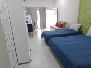 a room with two beds and a couch in it at Monoambiente temporario HB in Presidencia Roque Sáenz Peña