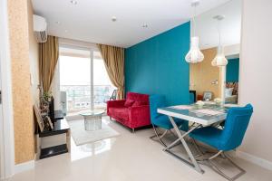 Grande Caribbean - 1 BR Apartment, 8th Floor #A815 في جنوب باتايا: غرفة معيشة مع طاولة وكرسي احمر +7 صور