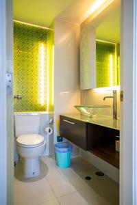 Grande Caribbean - 1 BR Apartment, 8th Floor #A815 في جنوب باتايا: حمام مع مرحاض ومغسلة