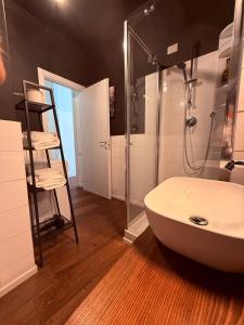 Un baño con bañera, ducha y lavabo. en Al Centro Città, en Bérgamo