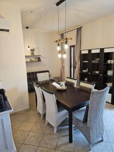 a dining room with a table and chairs at Casa Pellegrino in Solità