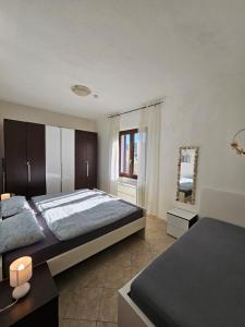 a bedroom with a large bed and a mirror at Casa Pellegrino in Solità