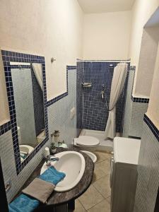 a bathroom with a sink and a toilet at Casa Pellegrino in Solità