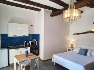 cocina y dormitorio con cama y mesa en Inn Alta Marea, en Salerno