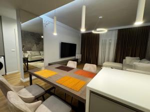 TV a/nebo společenská místnost v ubytování Prive Luxury Apartments