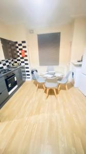 a room with a table and chairs in a kitchen at Evo Green Gravesend 2 bed Apartment, 2 mins Station, Town Centre in Gravesend