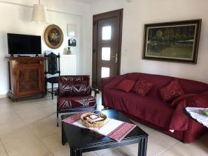 Μια τηλεόραση ή/και κέντρο ψυχαγωγίας στο Luxurius comfy 2-floor Apartment With Big Yard