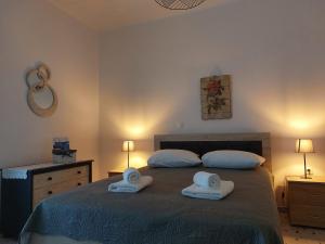 En eller flere senge i et værelse på Roula's Studios