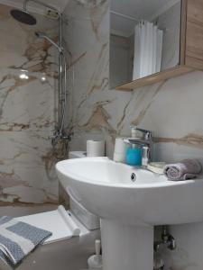 Et badeværelse på Roula's Studios + 39 billeder