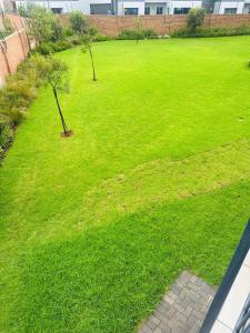 Taman di luar Calm & Cozy Apartment 2