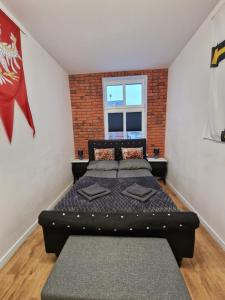a bedroom with a bed and a window at Apartamenty Zakonne "Apartament Wielkiego Mistrza" in Malbork