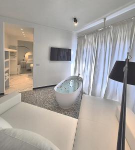 TV a/nebo společenská místnost v ubytování Eveline 2 - Piscina Privata o Jacuzzi