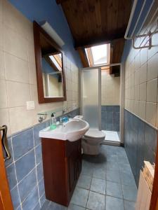 Koupelna v ubytování Albergue Peña Castil + 21 fotografií