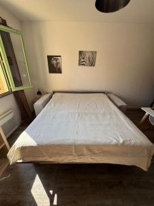 una camera da letto con un letto grande in una stanza di charmand studio en résidence avec piscine a Bandol