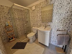 Koupelna v ubytování Rooms Lav