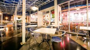 un restaurant avec des tables et des chaises dans une salle dans l'établissement Boardwalk Resort and Villas, à Virginia Beach