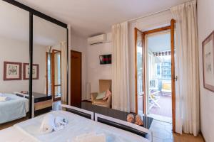 Un dormitorio con una cama y un espejo grande. en Appartamento unico a pochi passi dal mare, en Livorno