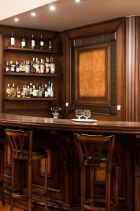 um bar numa sala com paredes e bancos de madeira em Hotel Kastraki em Kalabaka
