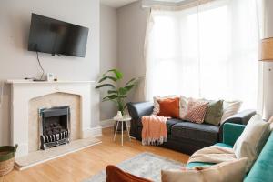 Χώρος καθιστικού στο Cozy 3BR near Anfield & Goodison, Fast Wifi, Smart TV, Garden, Parking, Sleeps 7