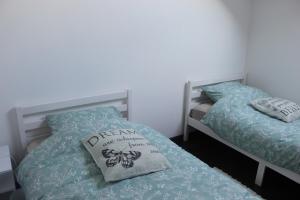 a bedroom with two beds and a pillow on it at Le Cosy Julian in Roye +5 photos