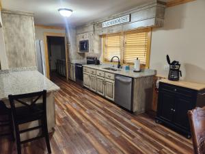 Η κουζίνα ή μικρή κουζίνα στο Happy's House