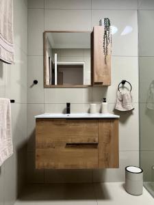 een badkamer met een wastafel en een spiegel bij Central Self Catering in Swakopmund