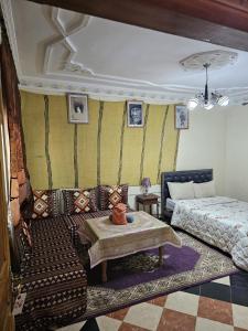 ZeïdaにあるMaison d'hôtes de Zaidaのソファとベッドのあるリビングルーム