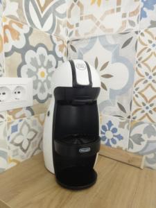 una cafetera en blanco y negro sentada en una mesa en Thalìa, en Trapani 52 fotos más