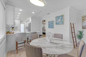 Istumisnurk majutusasutuses Renovated 2BR 2BA Waterfront Retreat with Stunning Intracoastal Views with Pool, Gym, Balcony