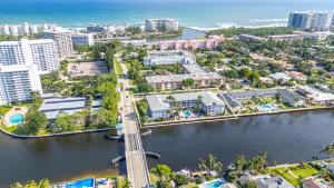 Linna Boca Raton üldine vaade või majutusasutusest Renovated 2BR 2BA Waterfront Retreat with Stunning Intracoastal Views with Pool, Gym, Balcony pildistatud vaade