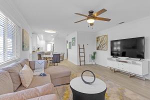Televiisor ja/või meelelahutuskeskus majutusasutuses Renovated 2BR 2BA Waterfront Retreat with Stunning Intracoastal Views with Pool, Gym, Balcony