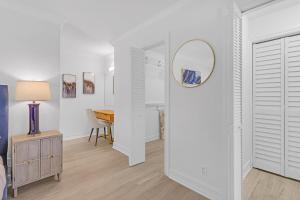 Foto sihtkohas Boca Raton asuva majutusasutuse Renovated 2BR 2BA Waterfront Retreat with Stunning Intracoastal Views with Pool, Gym, Balcony galeriist
