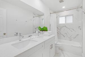 Vannituba majutusasutuses Renovated 2BR 2BA Waterfront Retreat with Stunning Intracoastal Views with Pool, Gym, Balcony