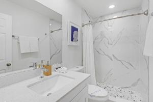 Vannituba majutusasutuses Renovated 2BR 2BA Waterfront Retreat with Stunning Intracoastal Views with Pool, Gym, Balcony