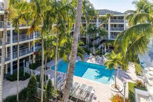 Bassein majutusasutuses Renovated 2BR 2BA Waterfront Retreat with Stunning Intracoastal Views with Pool, Gym, Balcony või selle lähedal