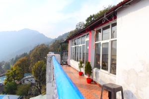 奈尼塔尔NAiNi VIEW RESORT的山景阳台