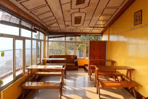 NAiNi VIEW RESORT的休息区
