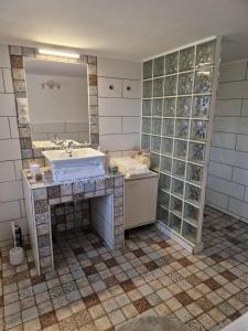 a bathroom with a sink and a mirror at 100 éves Présház in Badacsonyörs