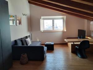 アンコーナにあるLa Finestra sul Porto Apartmentのソファと窓のあるリビングルーム +12枚の写真