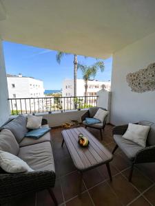 ein Wohnzimmer mit Sofa und Tisch in der Unterkunft La Cala de Mijas Miraflores in Mijas